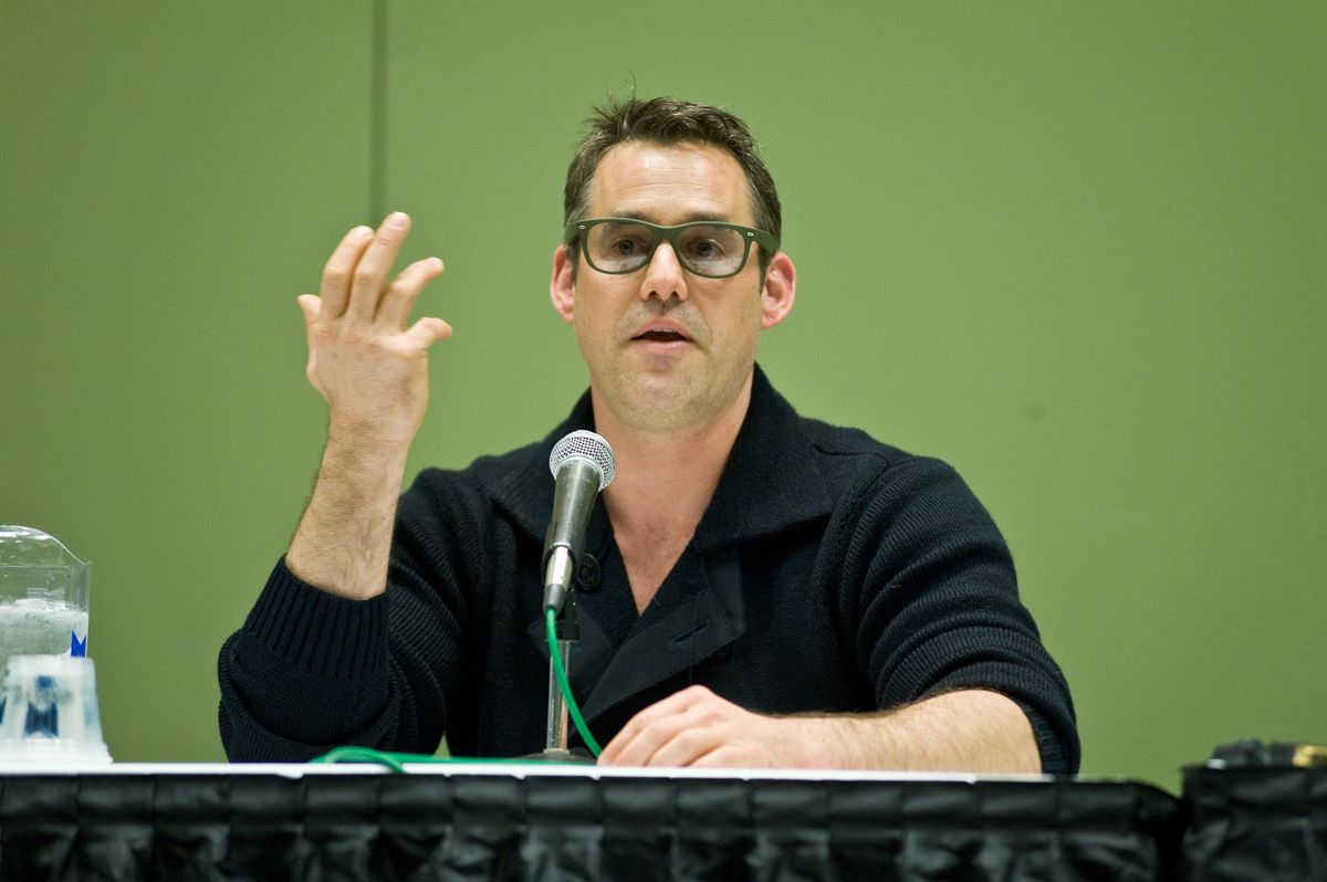 Nicholas Brendon beperelte az építési vállalkozóját.