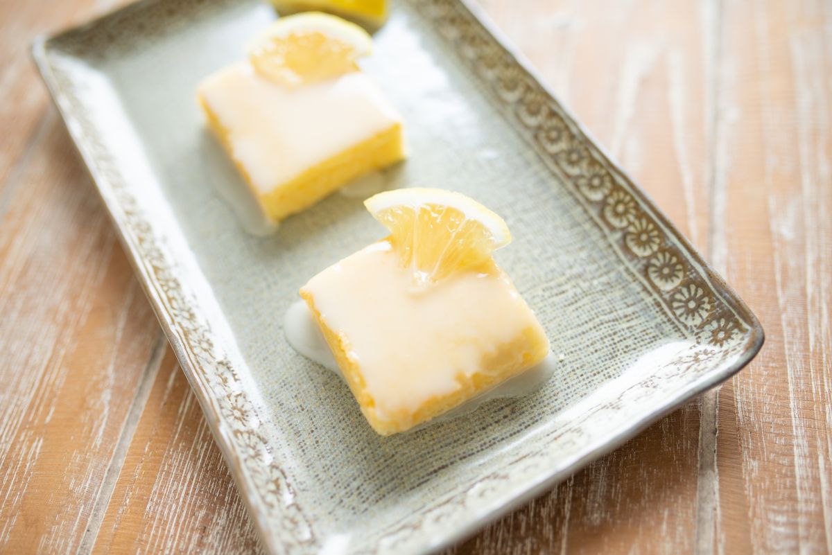 Két citromos brownie egy tálon