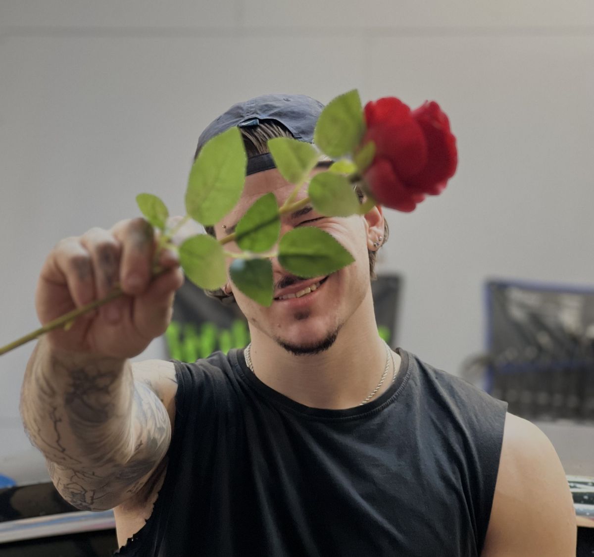 Mikler Lénárd, autószerelő, rózsát tartva a kezében