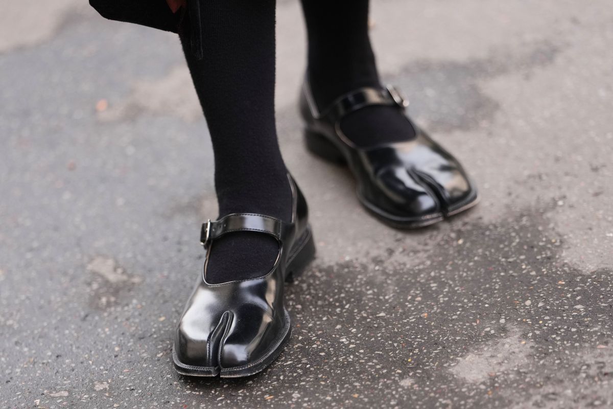 A csúnya cipők kategóriában a tabi az egyik legmegosztóbb darab – mégis sokan szeretik.