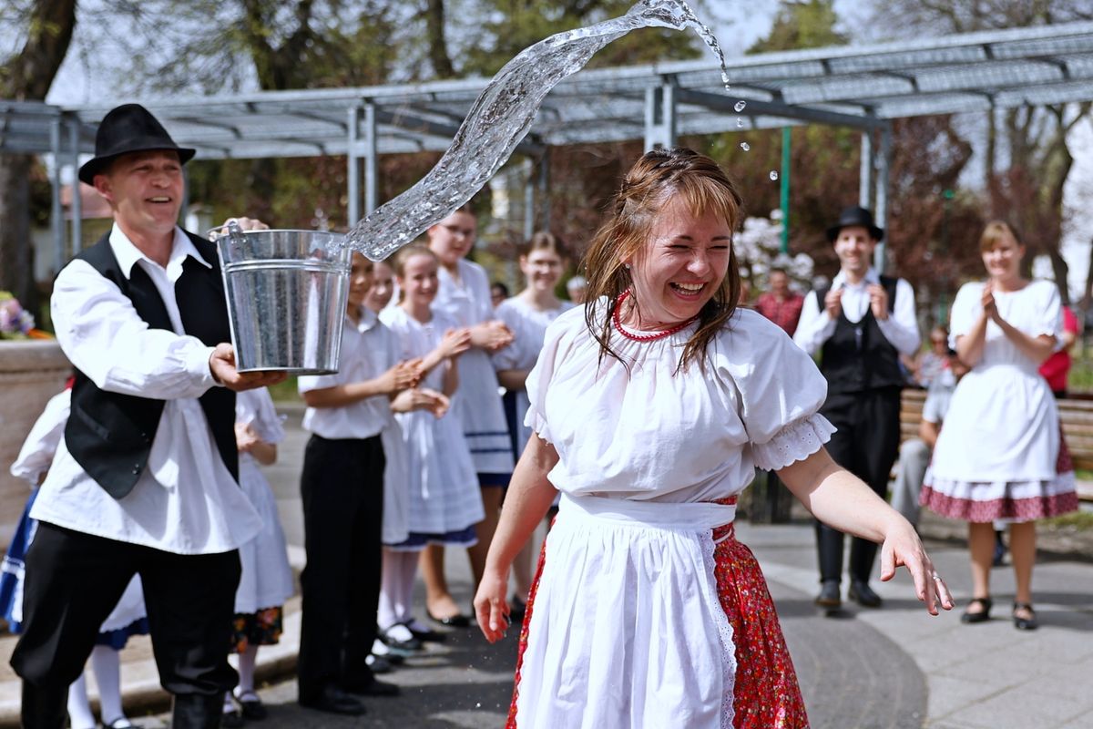 Elhoztuk neked a top 5 legszebb locsolóverset az AI ajánlásával