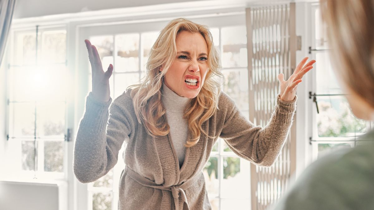 Oroszlán csillagjegyű Karen típusú nő, aki éppen kioktat valakit.