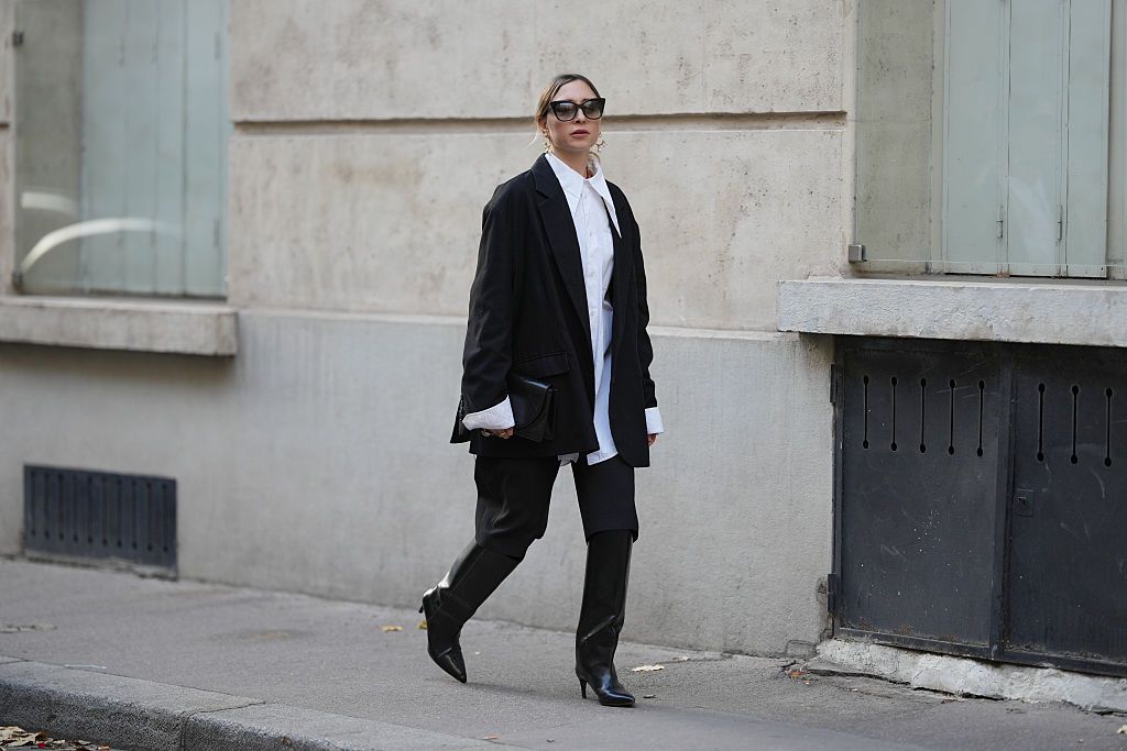 Modell monokróm szettben, alacsony önbecsülés a láthatáron. 