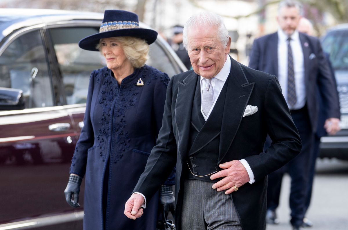 Károly király évszázados hagyománnyal szakított