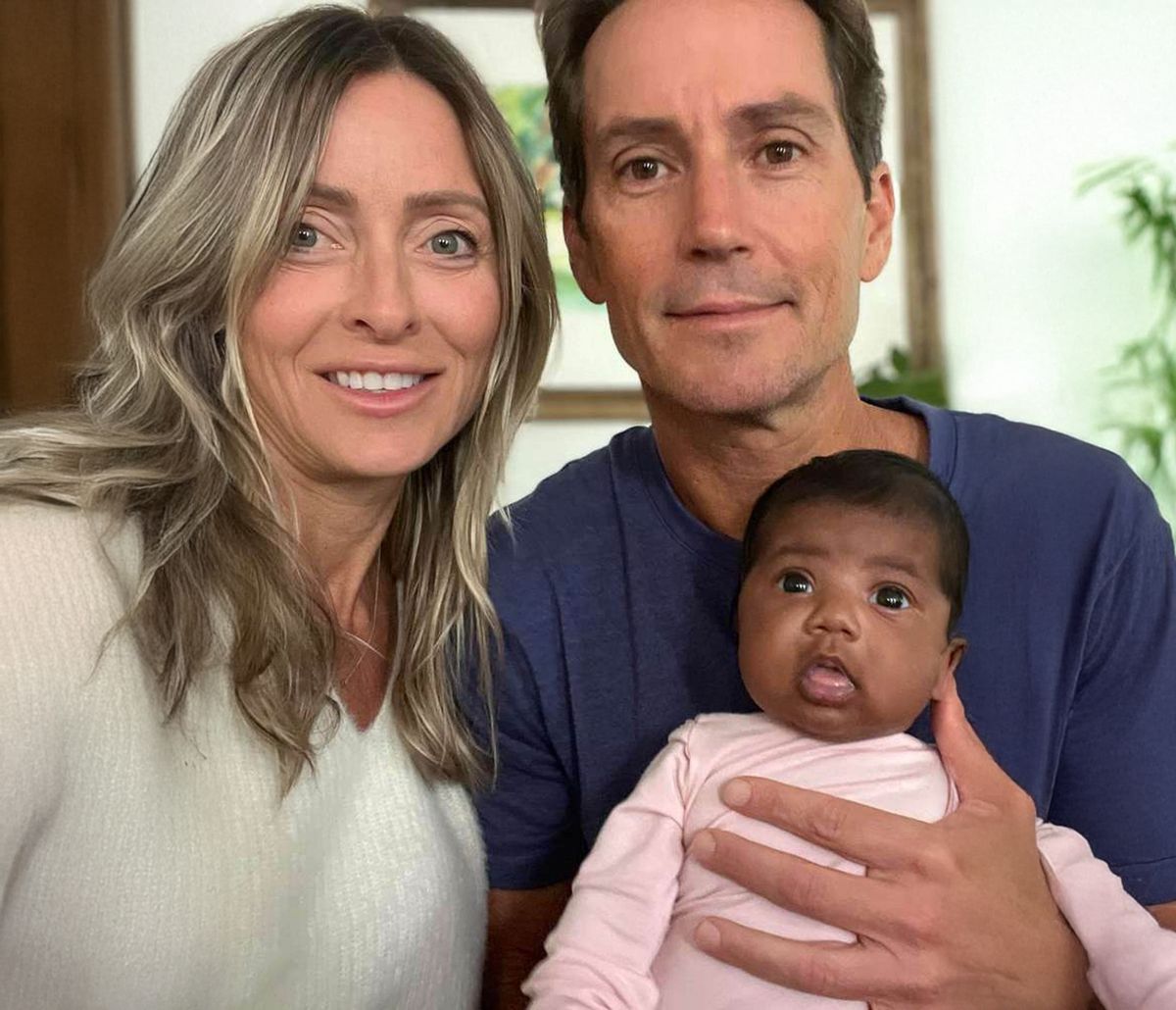 Tiffany Score és Steven Mills és az összecserélt gyerekek egyike.