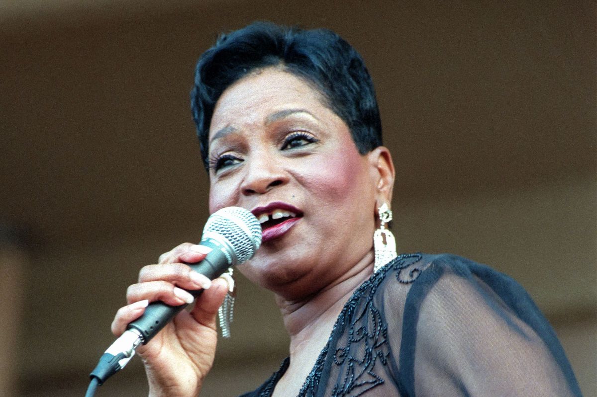 Elhunyt Barbara Carr.