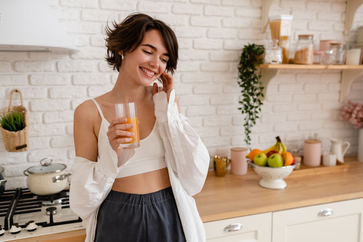 jóga diéta, fiatal nő a konyhában