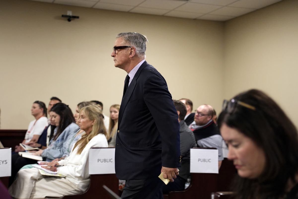 Alec Baldwint Serge Svetnoy, a film fővilágosítója perelte be.