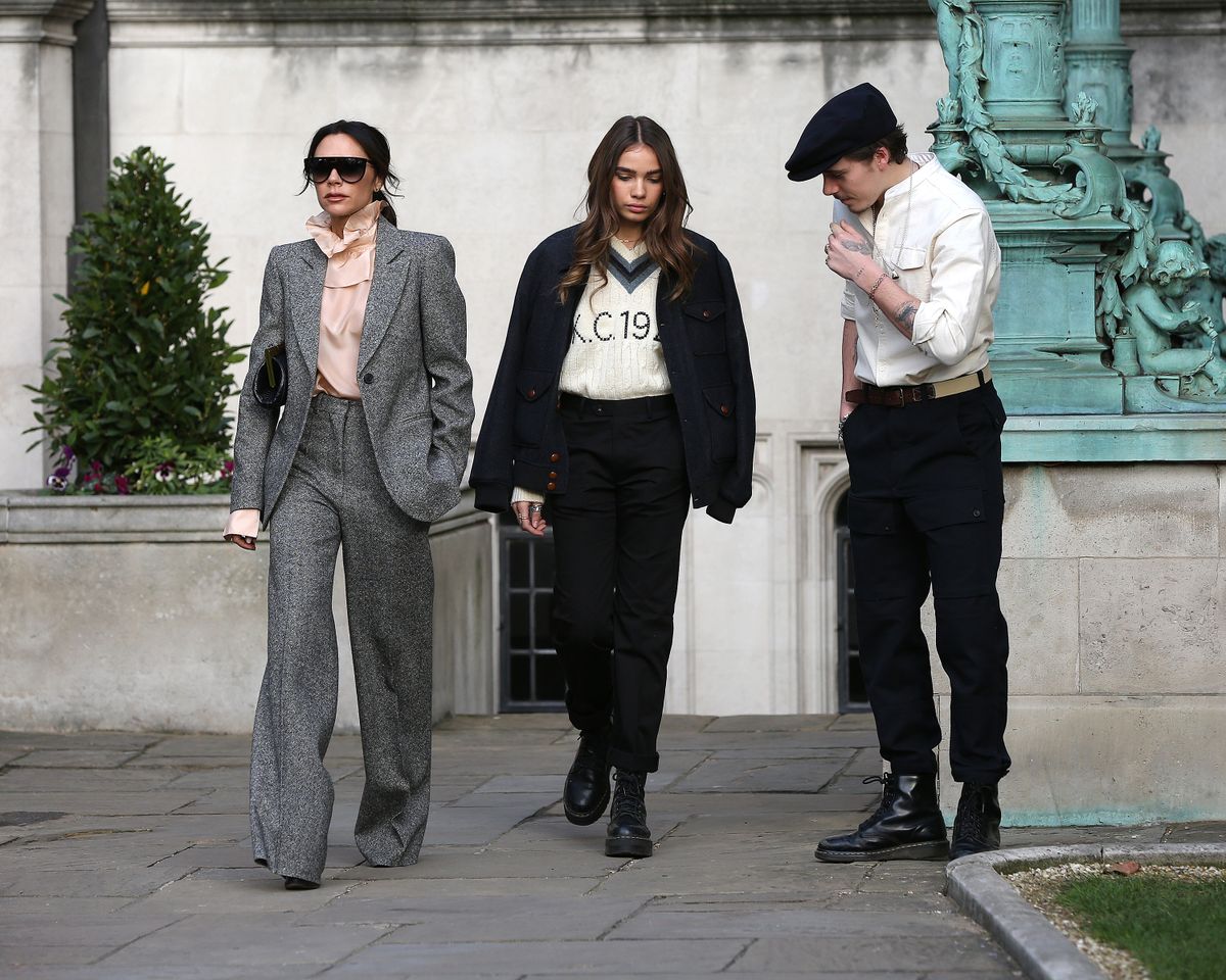 Victoria Beckham, Hana Cross és Brooklyn Beckham.