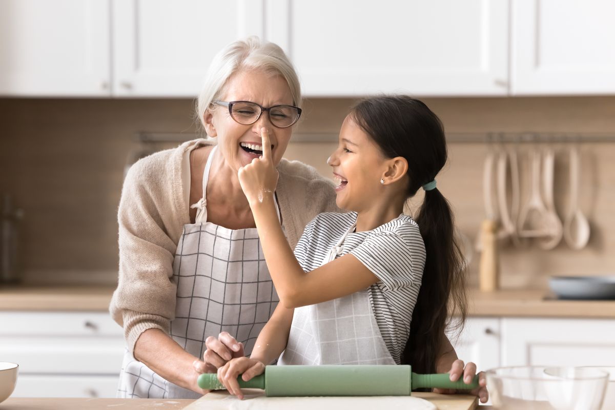 modern nagymama süt az unokával
