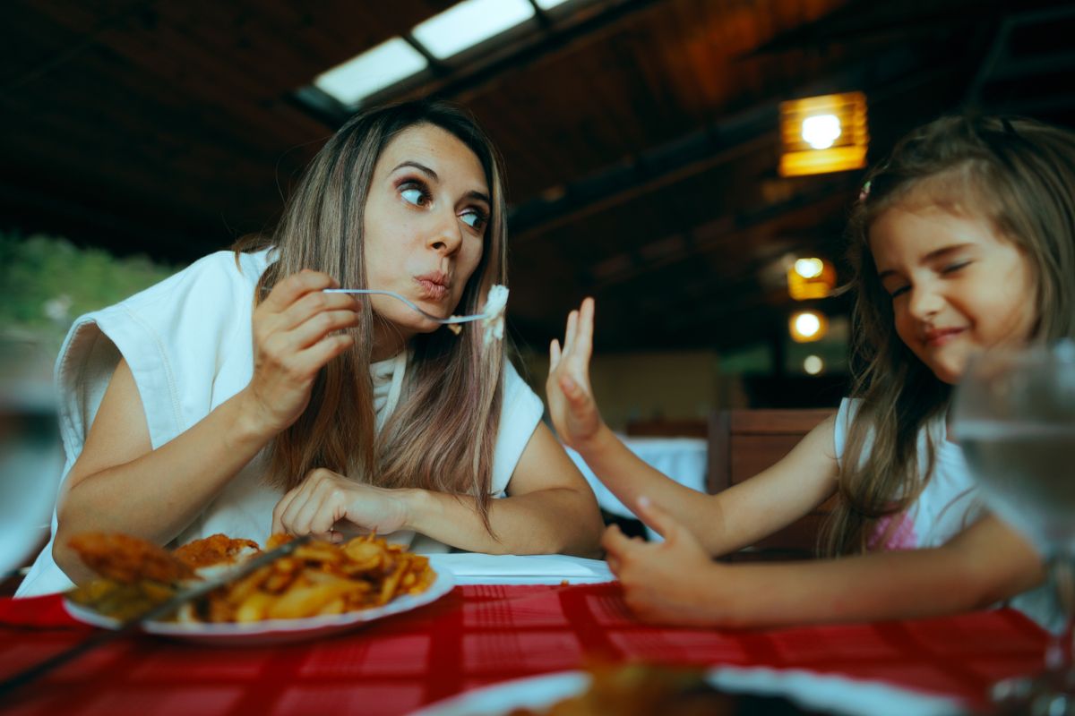 A képen egy válogatós gyerek és az anyukája látható.