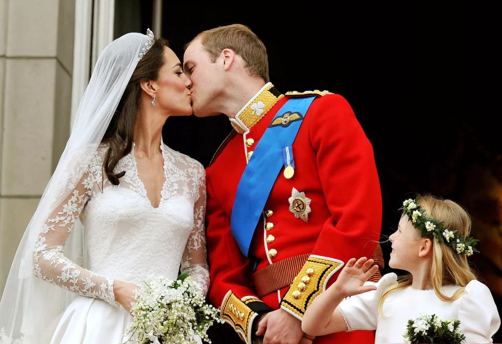 A Buckingham-palota erkélyén is elcsattant egy csók köztük.