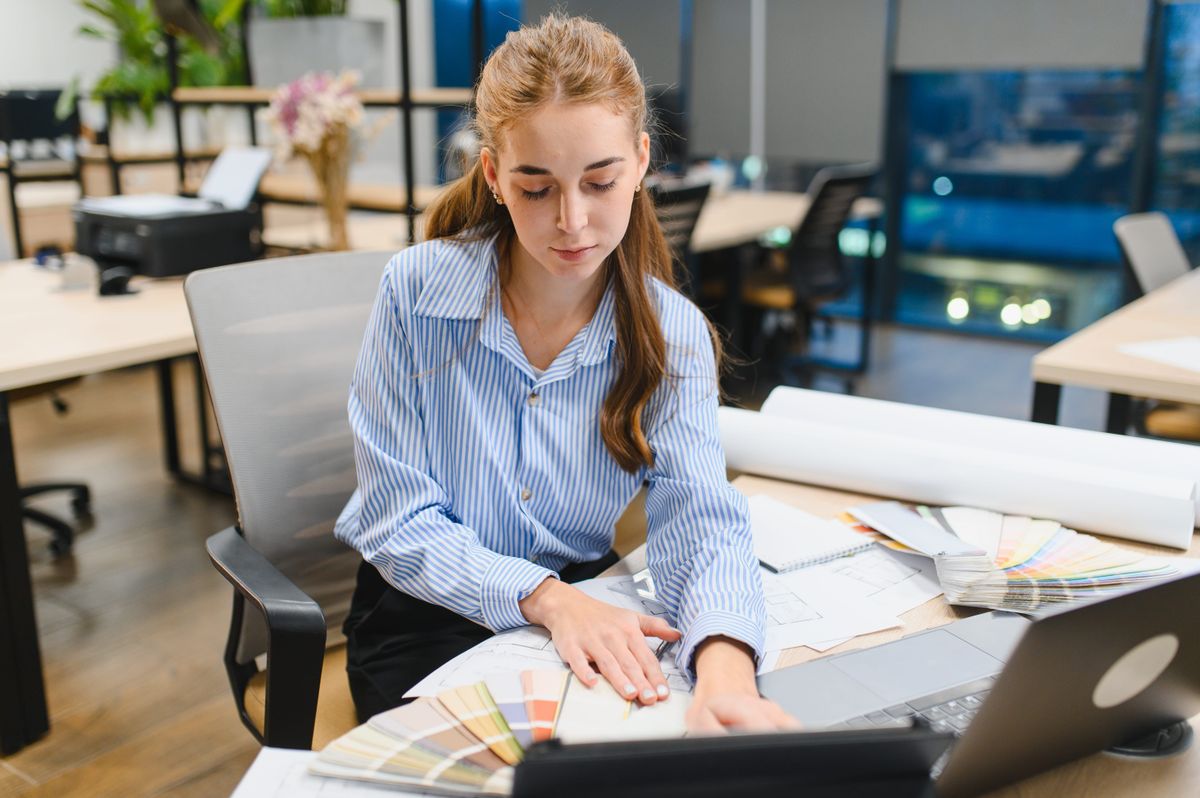 A fotón egy lakberendező látható munka közben, épp az egyik lakásprojektjének dekorációján dolgozik.