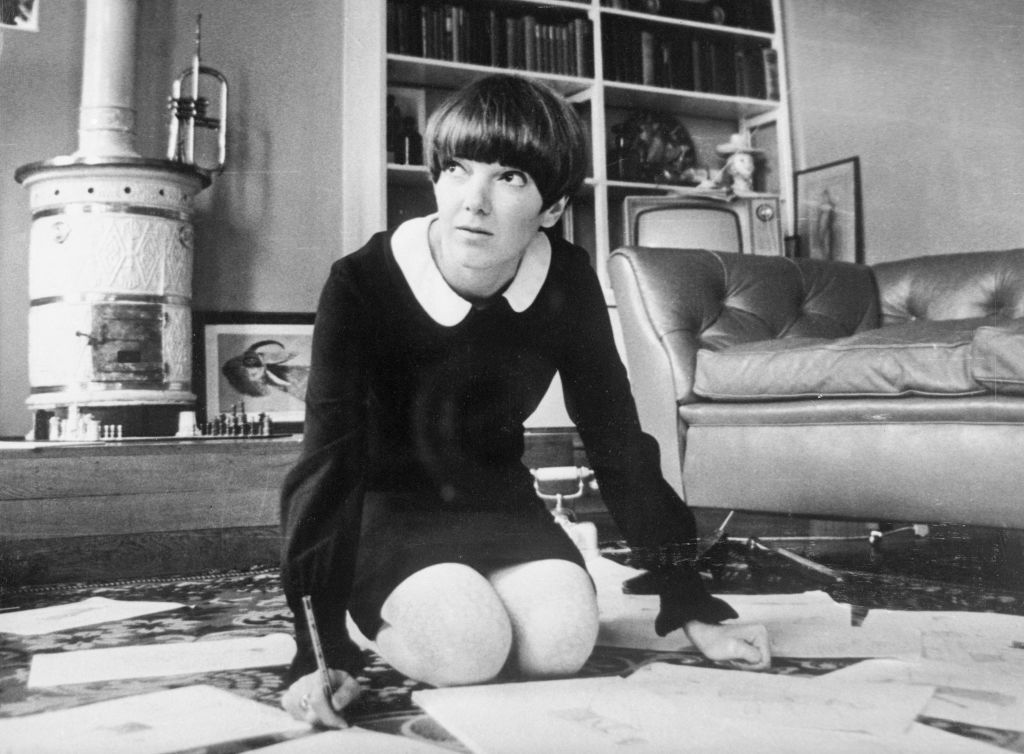 Mary Quant a női miniszoknya mellett forradalmasította a színes harisnyanadrágot. A képen a tervező