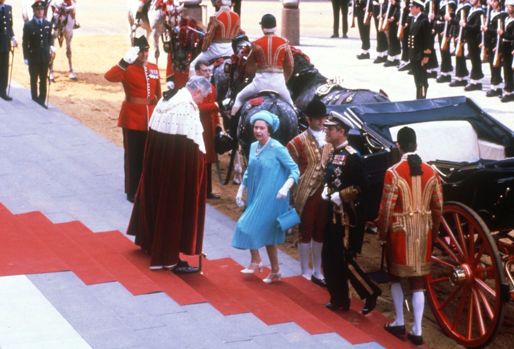 II. Erzsébet királynő és Fülöp herceg megérkeznek a Szent Pál-székesegyházhoz, hogy részt vegyenek fiuk, Károly herceg, Wales hercege és Lady Diana Spencer esküvőjén