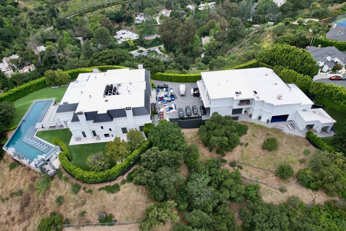 *EXCLUSIVE* Beverly Hills, CA   Ben Affleck gave his entire interest in the $60 million Beverly Hills mansion he bought with then-wife Jennifer Lopez to her for free, according to a modified property settlement agreement. The couple purchased the property for $60,850,000 cash in May 2023 and spent millions more on improvements, but have been trying to sell it since July 2024 with no takers. They initially asked for $68 million, lowered the price to $52 million in September, and now that Jen has received the gift, she will likely make money when it finally sells.

BACKGRID USA 10 APRIL 2026,Image: 1090052139, License: Rights-managed, Restrictions: , Model Release: no, Pictured: Jennifer Lopez, Ben Affleck