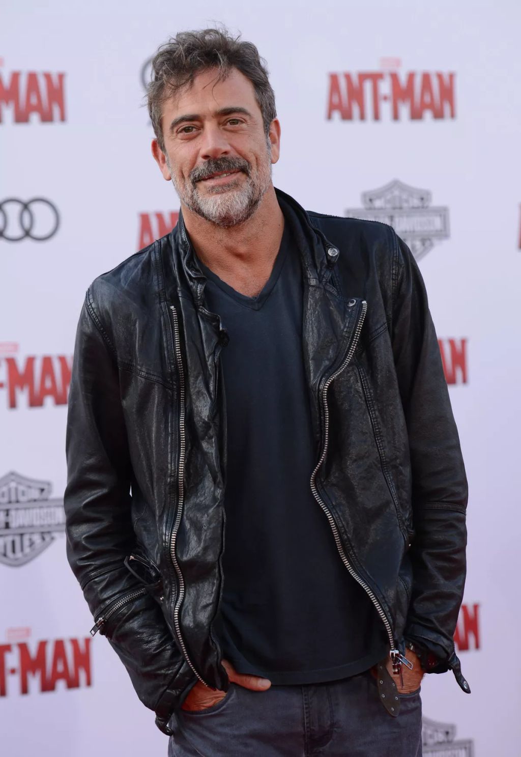 Jeffrey Dean Morgan 2015-ben a fehér szakállával.
