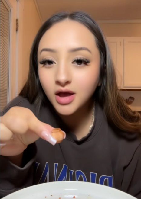 Új TikTok-trend terjed: egyre többen esznek mini agyagedényeket lime-mal és fűszerekkel