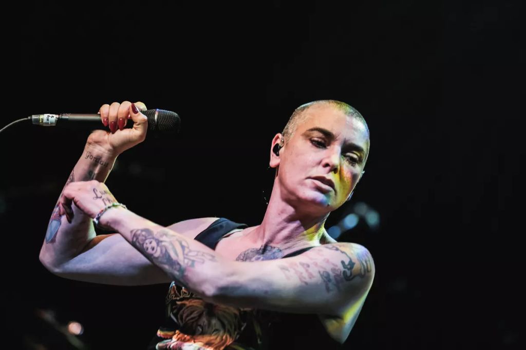 Sinead O´Connor az egyik legismertebb kopasz sztár volt. Gyakorlatilag az énekesnő védjegyévé vált.