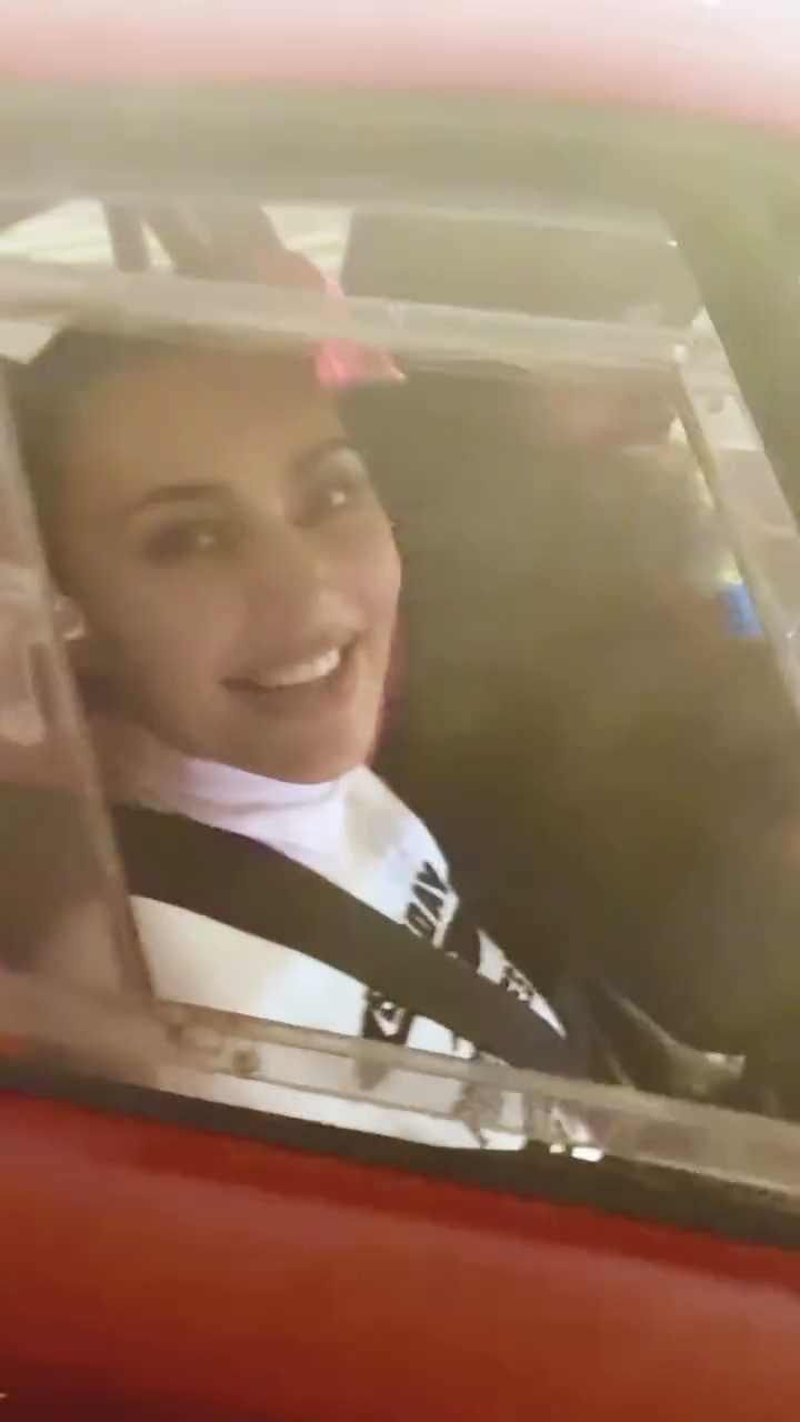 Kim Kardashian Lewis Hamilton Ferrarijából mosolyog ki