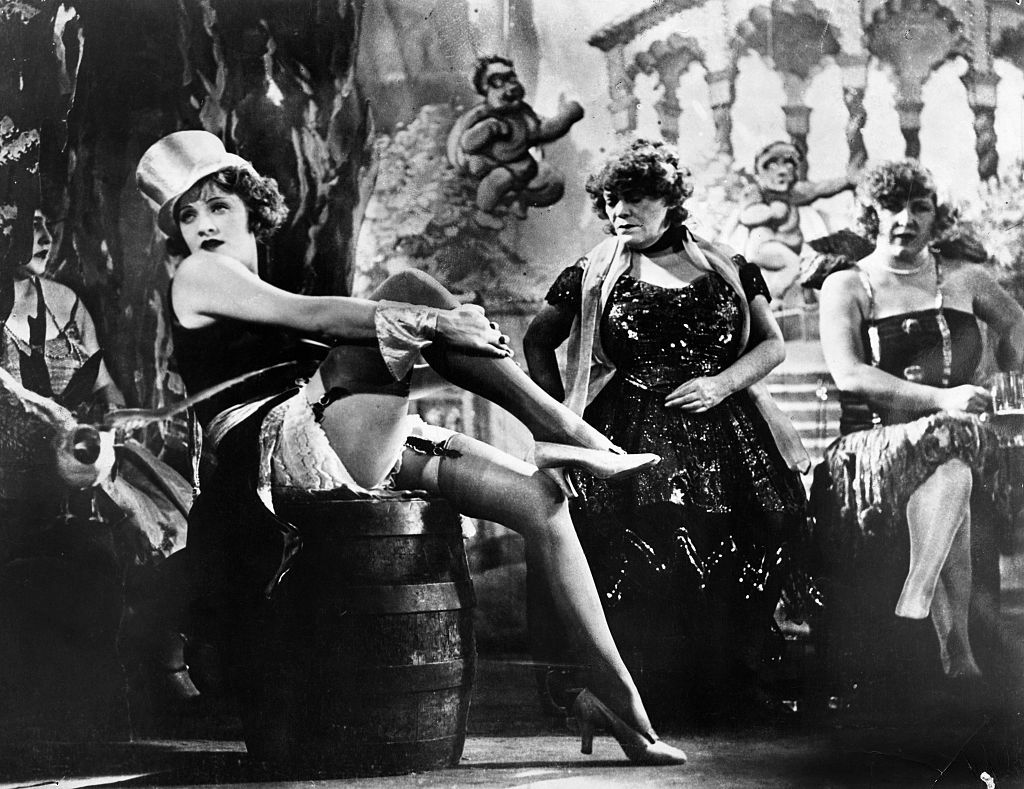 marlene dietrich A kék angyal című film egyik jelenetében látható