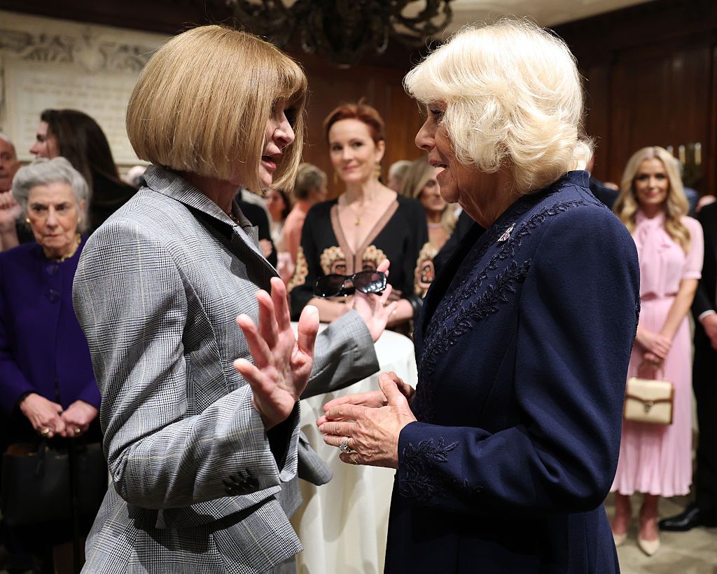 Anna Wintour ritka gesztust tett: levette ikonikus fekete napszemüvegét, és arccsókkal üdvözölte az uralkodót.