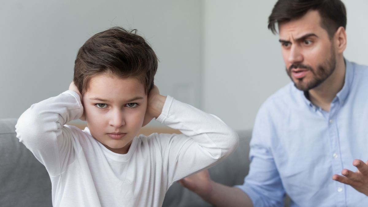 A képen egy kisfiú és az édesapja látható. A szülő mindent bevet annak érdekében, hogy a gyermekét ne kényeztesse el.