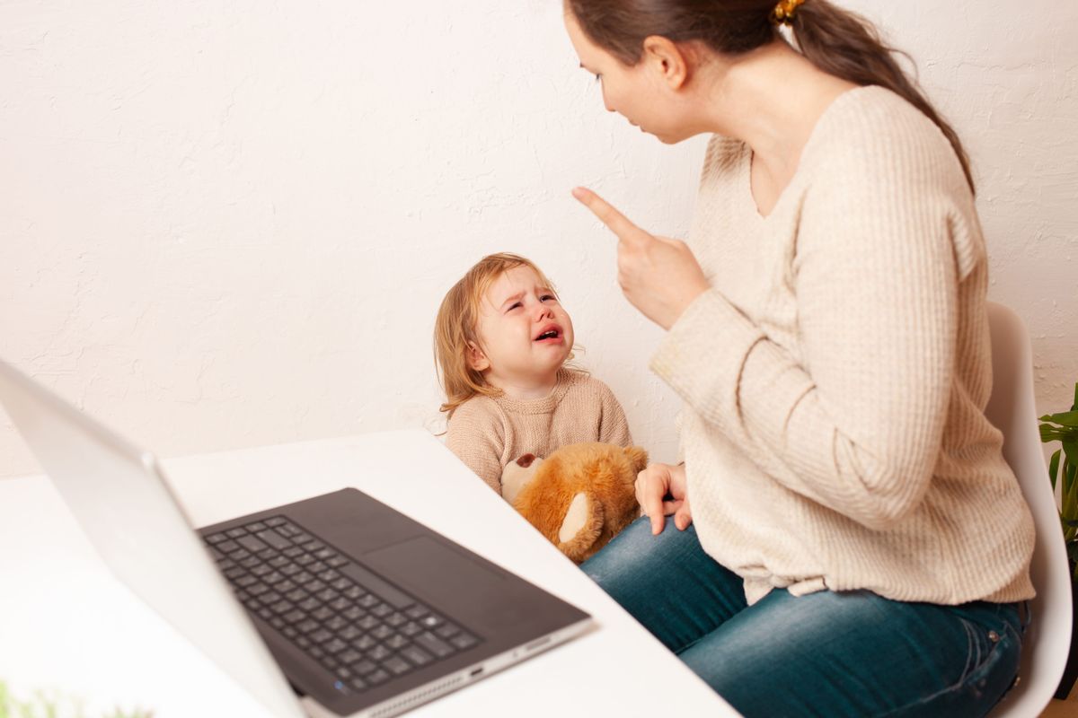 A fotón egy édesanya és türelmetlen gyereke látható.