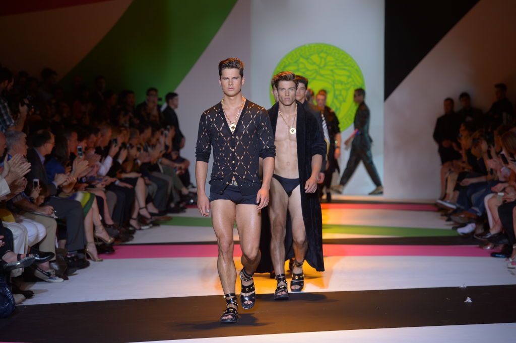 Miánói divathét, Versace kollekció, férfi modellek a kifutón. 