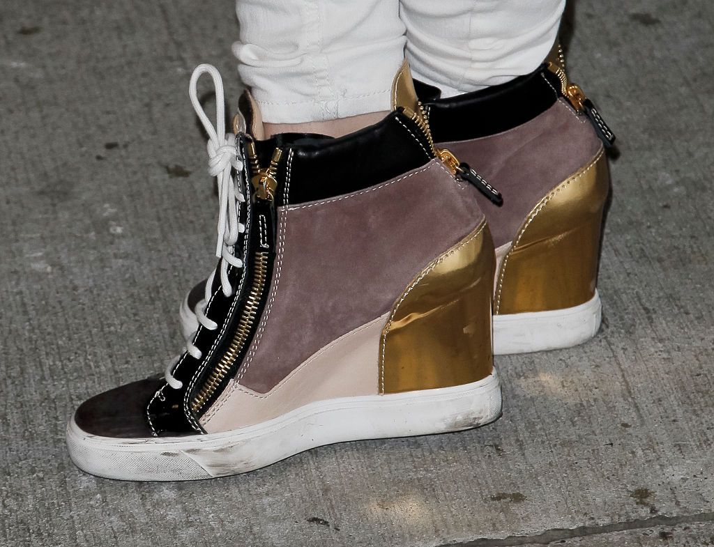 Amikor az aranyozott elegancia találkozik a sportossal: étalpú sneaker, fűzős, cipzáras.