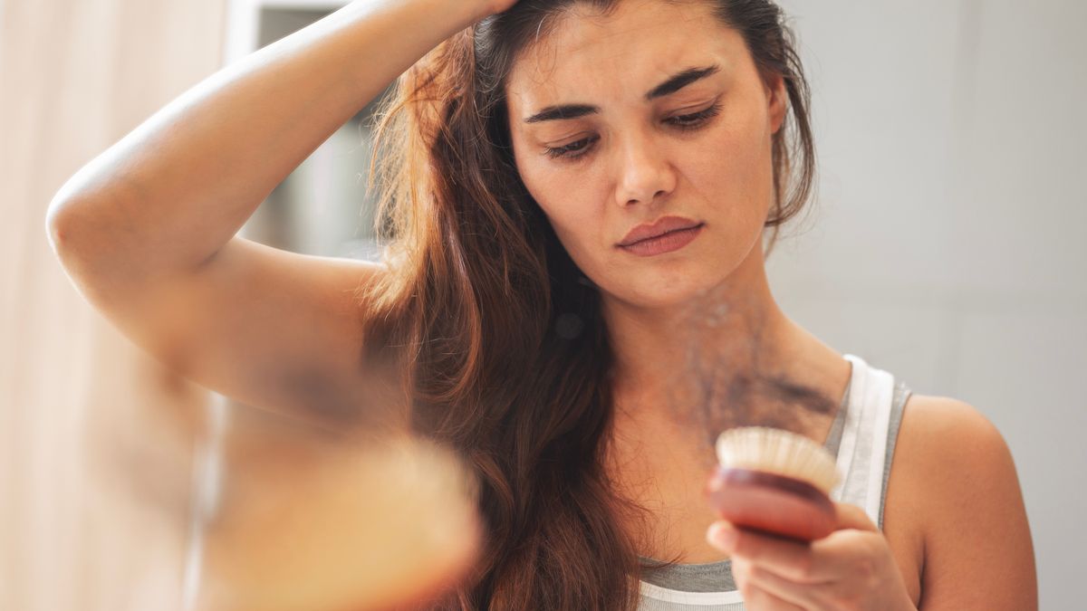 Fiatal nőnek hullik a haja egy új TikTok-trend miatt