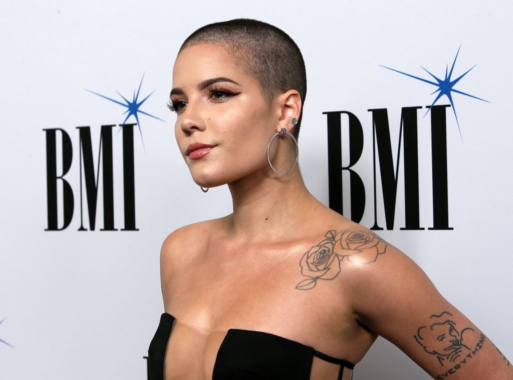 Szinte nincs olyan frizura vagy szín, amit ne láthattunk volna már az énekesnő arca körül. Mégis meglepő volt, amikor Halsey  2020 környékén teljesen kopaszra borotválta a fejét.