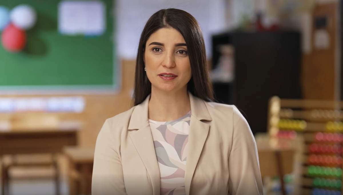 A mi történetünk című reality műsor egyik szereplője, egy roma pedagógus.