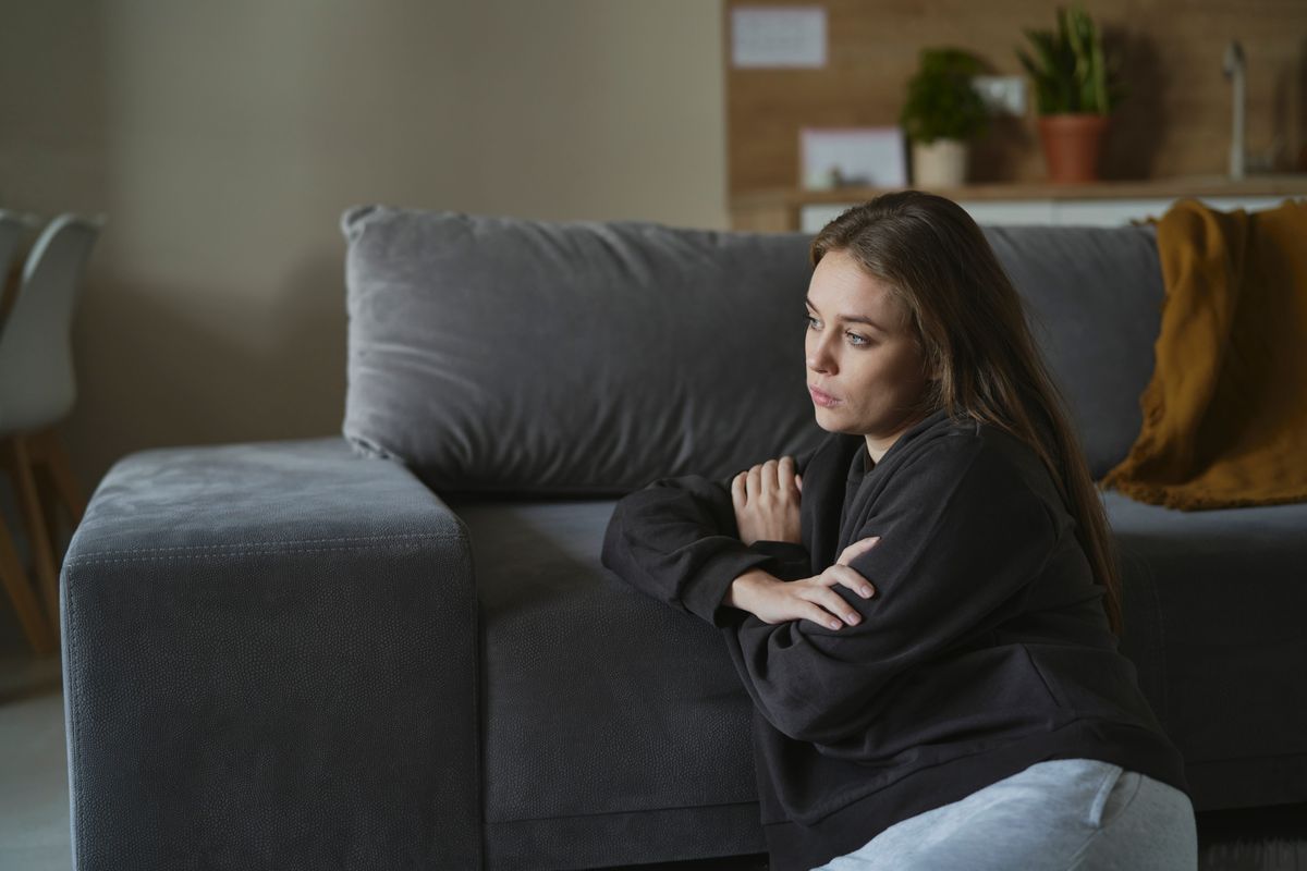 A fotón egy nő látható, aki a gyerekvállalás ellen van.