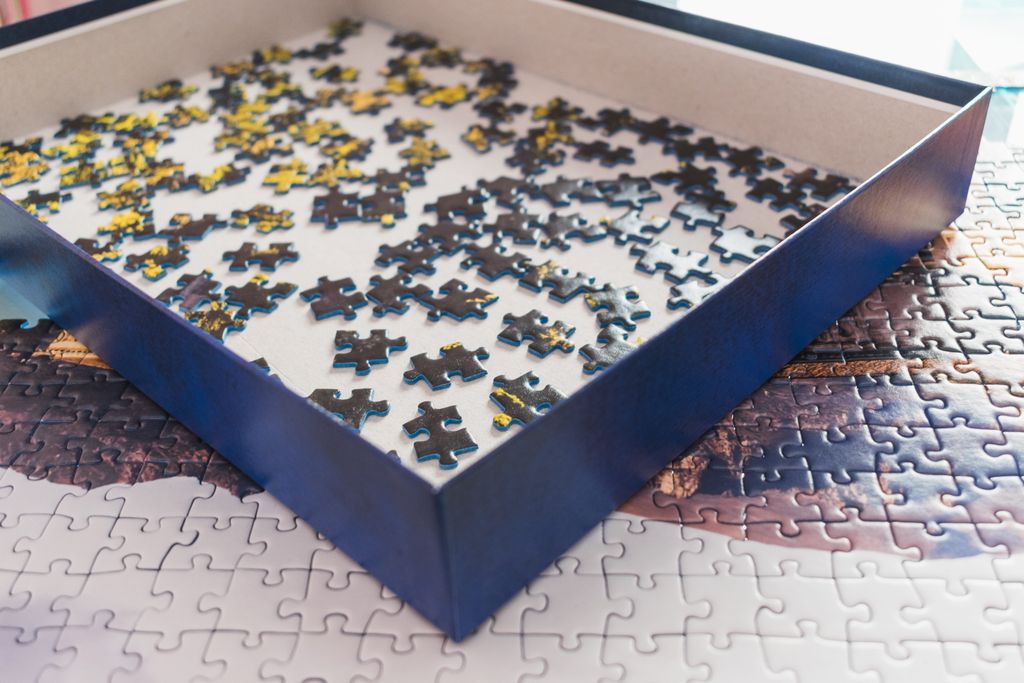 A kimagaslóan okos emberek otthonában mindig található puzzle, legyen az dobozban vagy félig összeállítva az asztalon. A Frontiers in Aging Neuroscience című folyóiratban megjelent tanulmány szerint a rendszeres kirakós játék védelmet nyújt a kognitív képességek hanyatlása ellen. A problémamegoldástól az érzelmek szabályozásán és az önreflexiókon át a vizuális-térbeli felismerésig számos előnye van annak, ha rendszeresen puzzle-lal játsszunk.