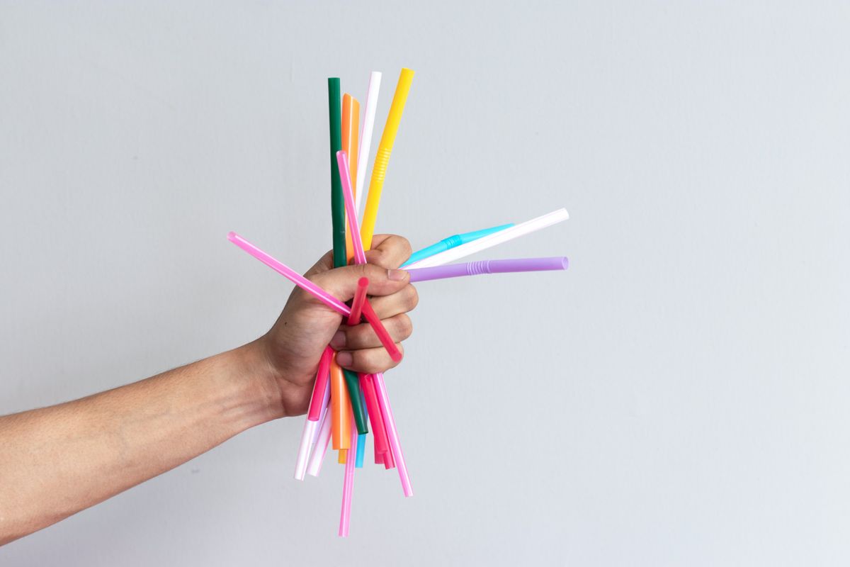 A szívószálat nyalogató fiatal akár két év börtönbüntetést is kaphat.