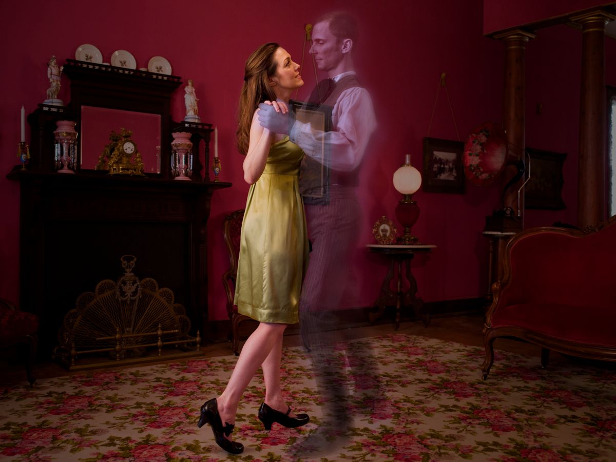 Egy nő egy férfi szellemével táncol. 