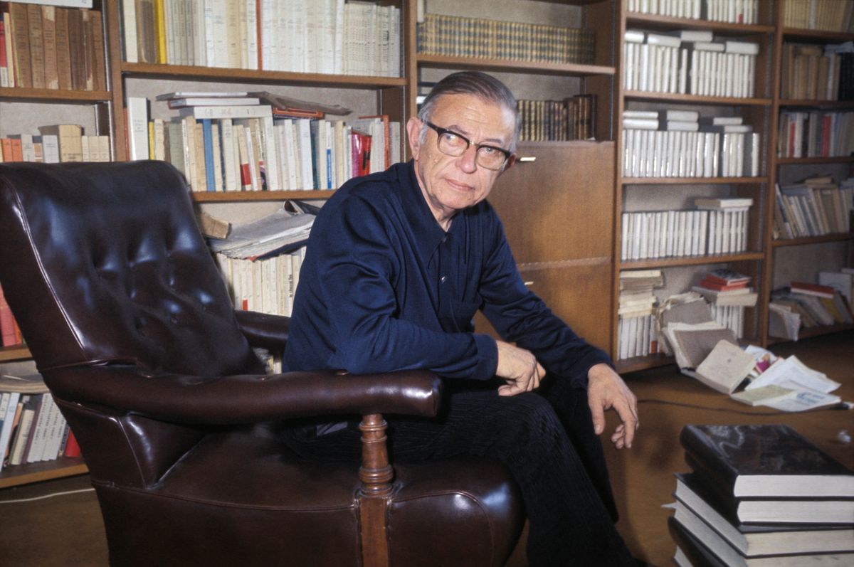 Portrait de Jean-Paul Sartre chez lui dans son bureau à Paris dans les années 70, France. (Photo by STILLS/Gamma-Rapho via Getty Images)