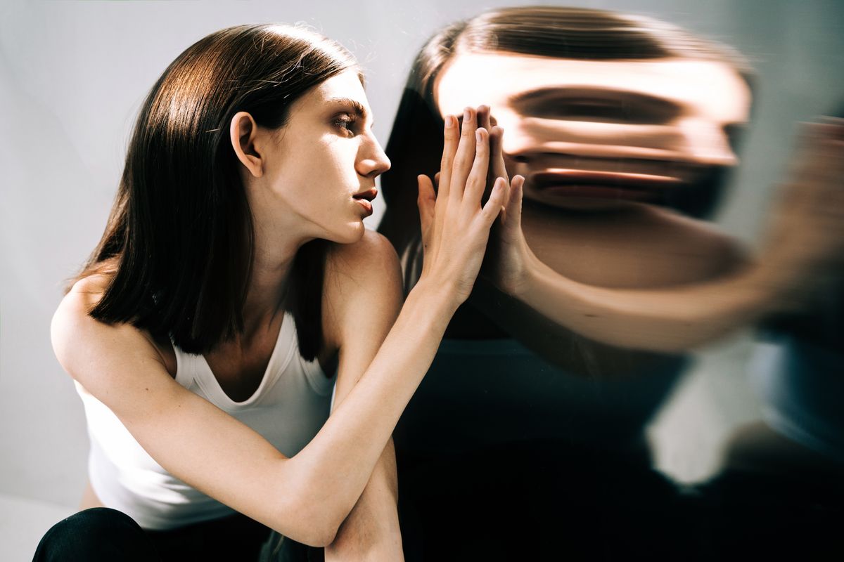 A magasan funkcionáló depresszió jeleiről szóló cikkünk fotós illusztrációján egy szomorú nő látható.