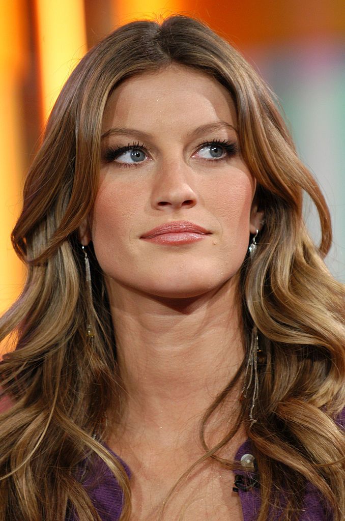 Gisele Bündchen hullámos hajjal.