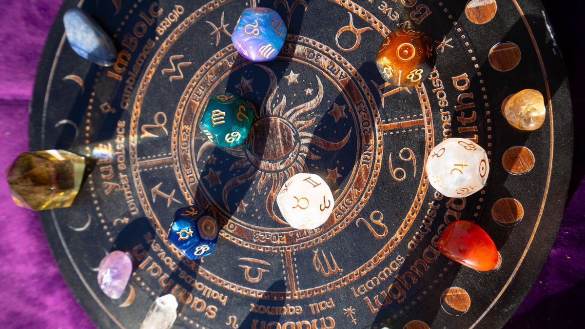 A zodiákus kör egy asztrológiai felosztás, amely a csillagjegyek rendszerét ábrázolja, és a horoszkóp készítése során használják az egyén születési idejéhez kötött állítólagos személyiségjegyek és életesemények értelmezésére.