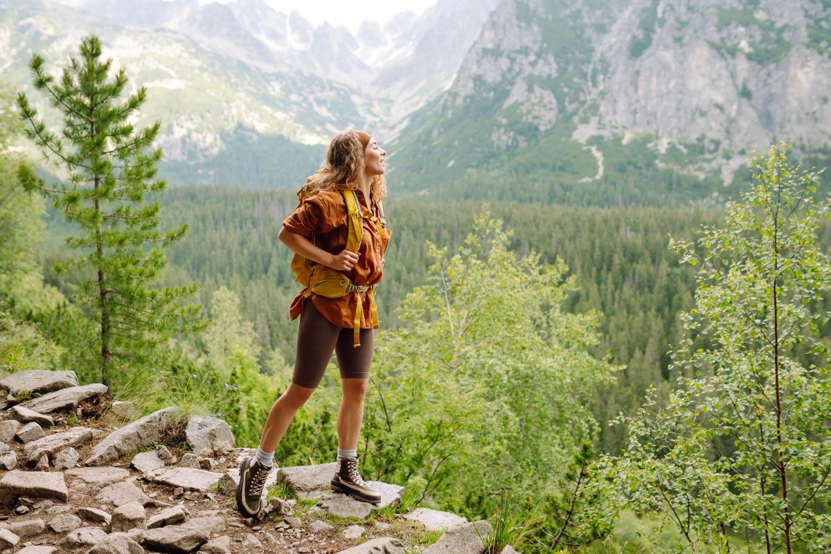 Öltözködés túrázáshoz, illusztráció túrázó nő