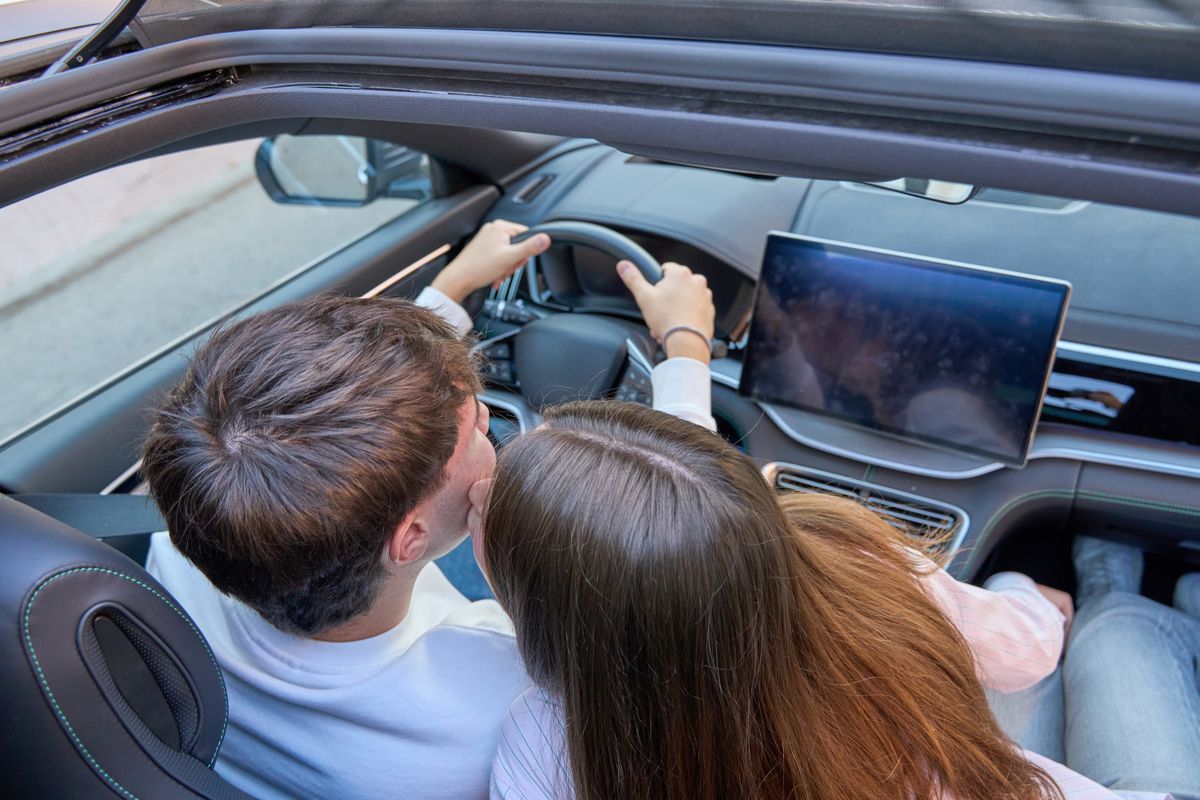 szex vezetés közben, csókolózó pár illusztráció
