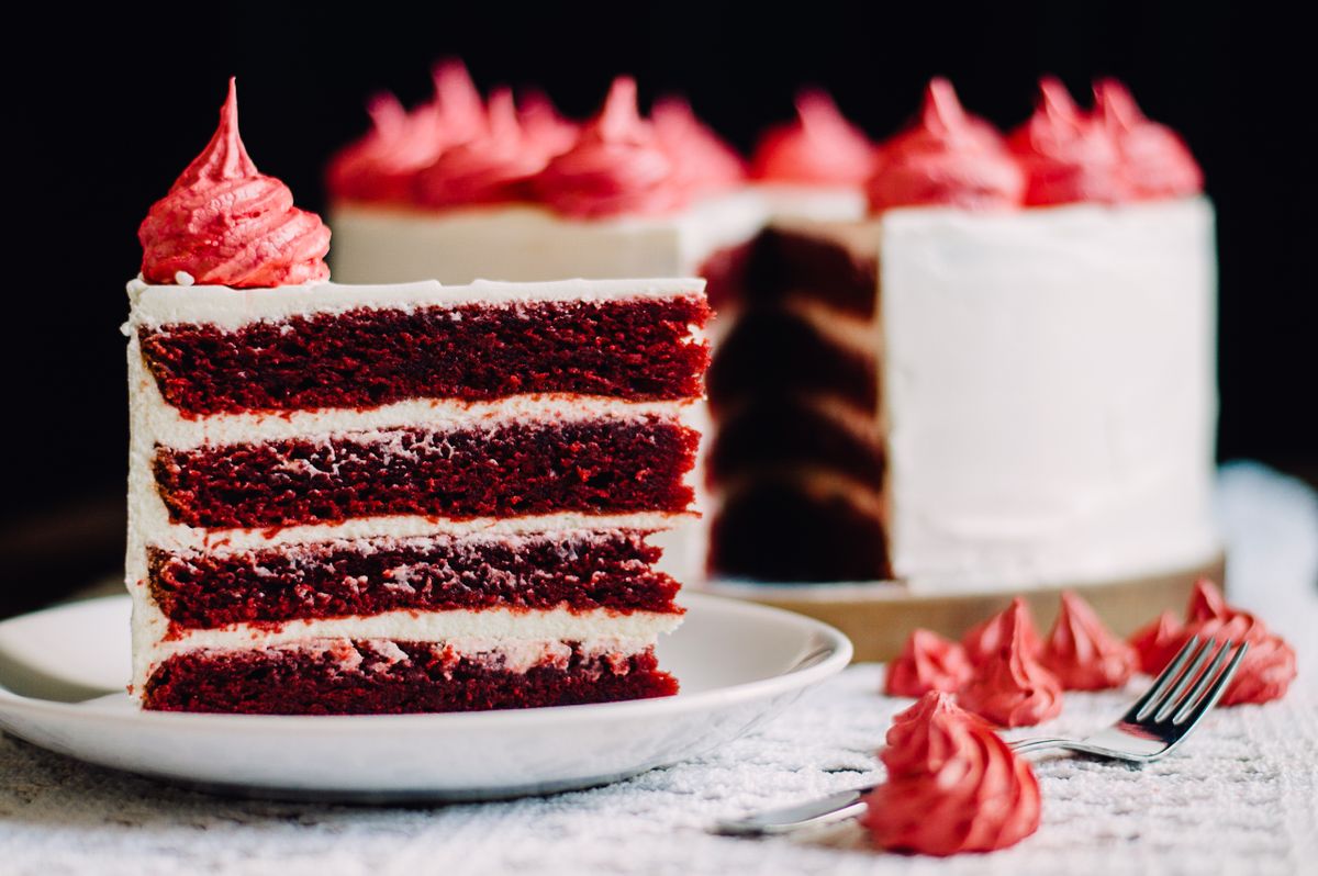 Sangria torta egy tányéron.