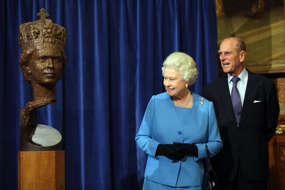 II. Erzsébet LONDON, UK: Britains Queen Elizabeth II accompanied by The Duke of Edinburgh unveils a portrait bust of Her Majesty by British sculptor, Oscar Nemon at the House of Lords in central London on October 20, 2009. PHOTOGRAPHY BY MICHAEL DUNLEA / BARCROFT MEDIA LTD UK Office, London. T +44 845 370 2233 W www.barcroftmedia.com Australasian & Pacific Rim Office, Melbourne. E info@barcroftpacific.com T +613 9510 3188 or +613 9510 0688 W www.barcroftpacific.com Indian Office, Delhi. T +91 997 1133 889 W www.barcroftindia.com Erzsébet királynő és Edinburgh hercege leleplezik Őfelsége portrészobrát, amelyet Oscar Nemon készített. Forrás: Northfoto