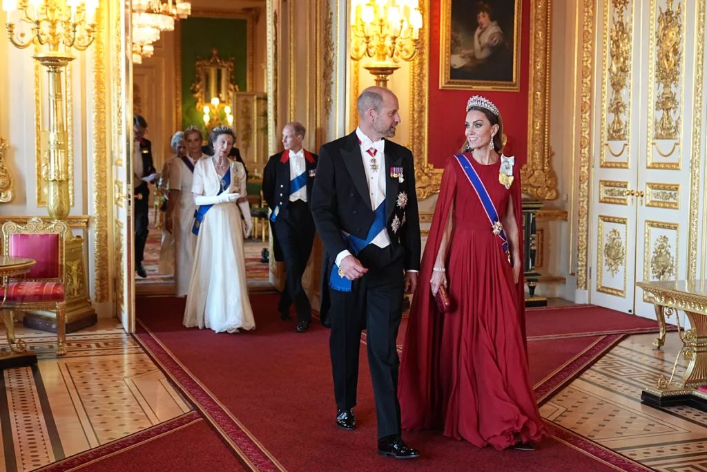 Sötétvörös selyemestélyi ruha, a Windsori kastélyban rendezett állami banketten.