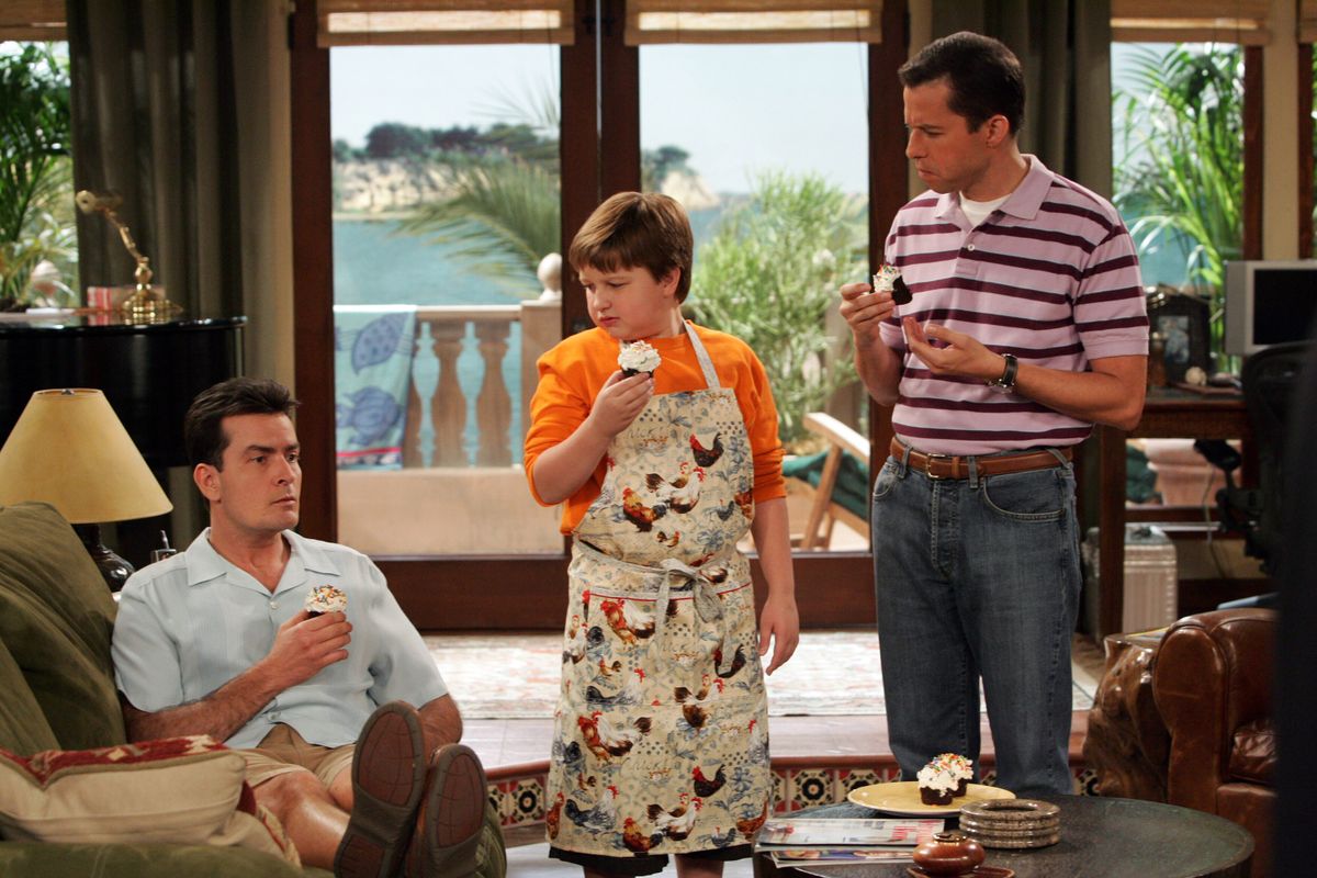 Legjobb sorozatok: Angus T. Jones, mint Jake Harper, Jon Cryer, mint Alan Harper és Charlie Sheen, mint Charlie Harper a Két pasi – meg egy kicsi című sorozatban. Forrás: Northfoto