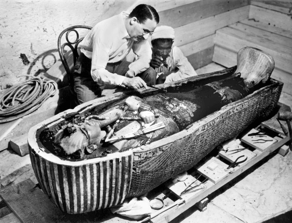 Howard Carter találta meg Tutanhamon sírját. A képen a múmiát vizsgálja