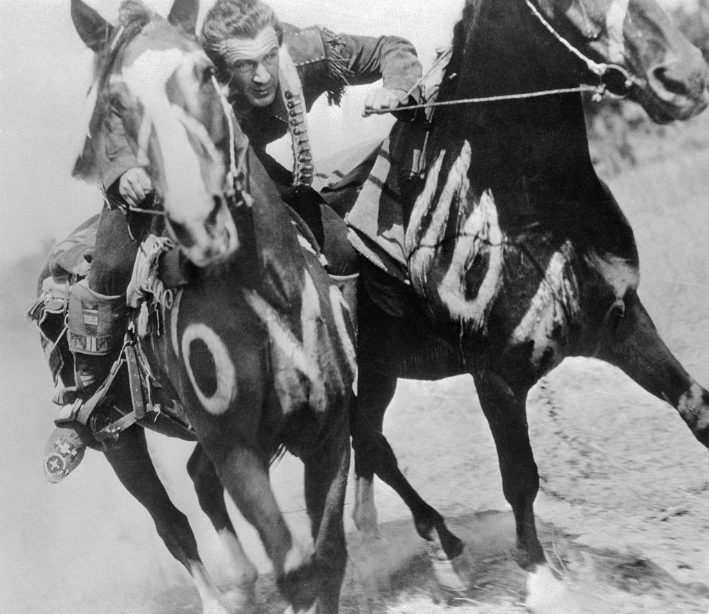 Gary Cooper sosem használt kaszkadőrt. A képen éppen két lovat ül meg egyszerre és vágtázik