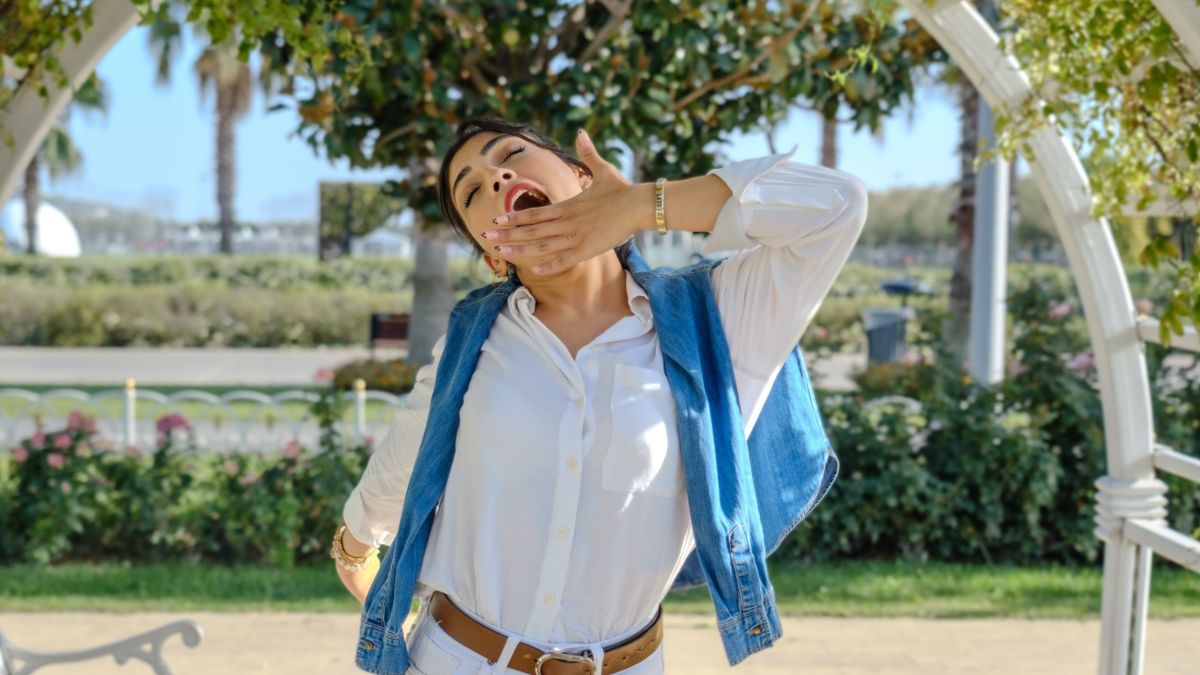 Tavaszi fáradtsággal küzdő ásító nő